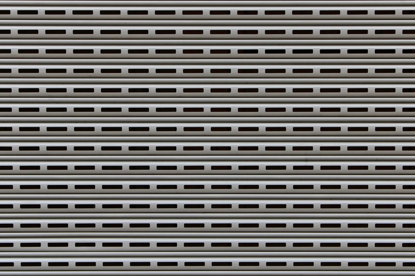 Motorisation avec rail installée au plafond d'un garage
